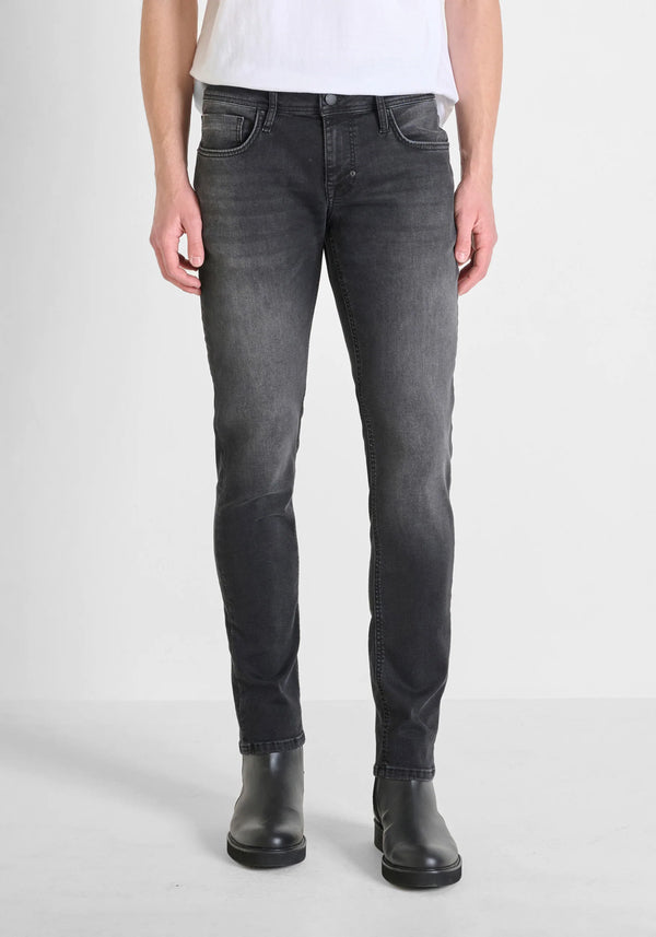 JEANS OZZY TAPERED FIT IN COAT BLACK